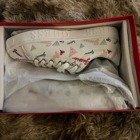 New women’s Guess sneakers size 6 - Picture 2 of 4
